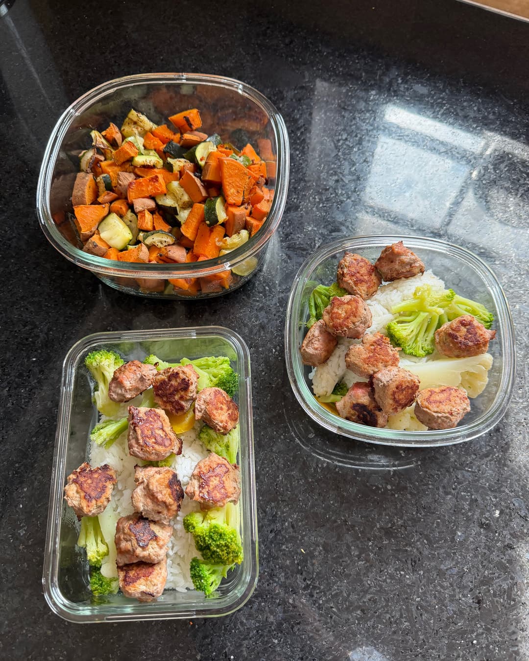 Des repas préparés sont rangés dans des contenants.