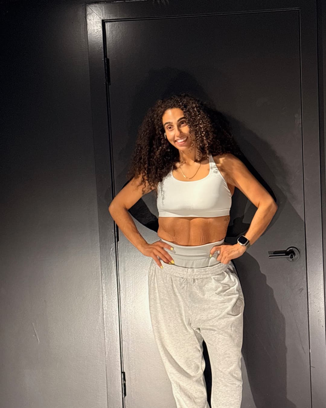 Gabrielle se tient debout dans l'entrée d'un studio.